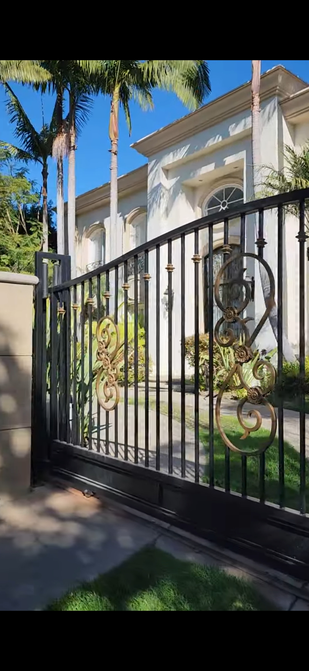 Driveway gate estate Los Angeles