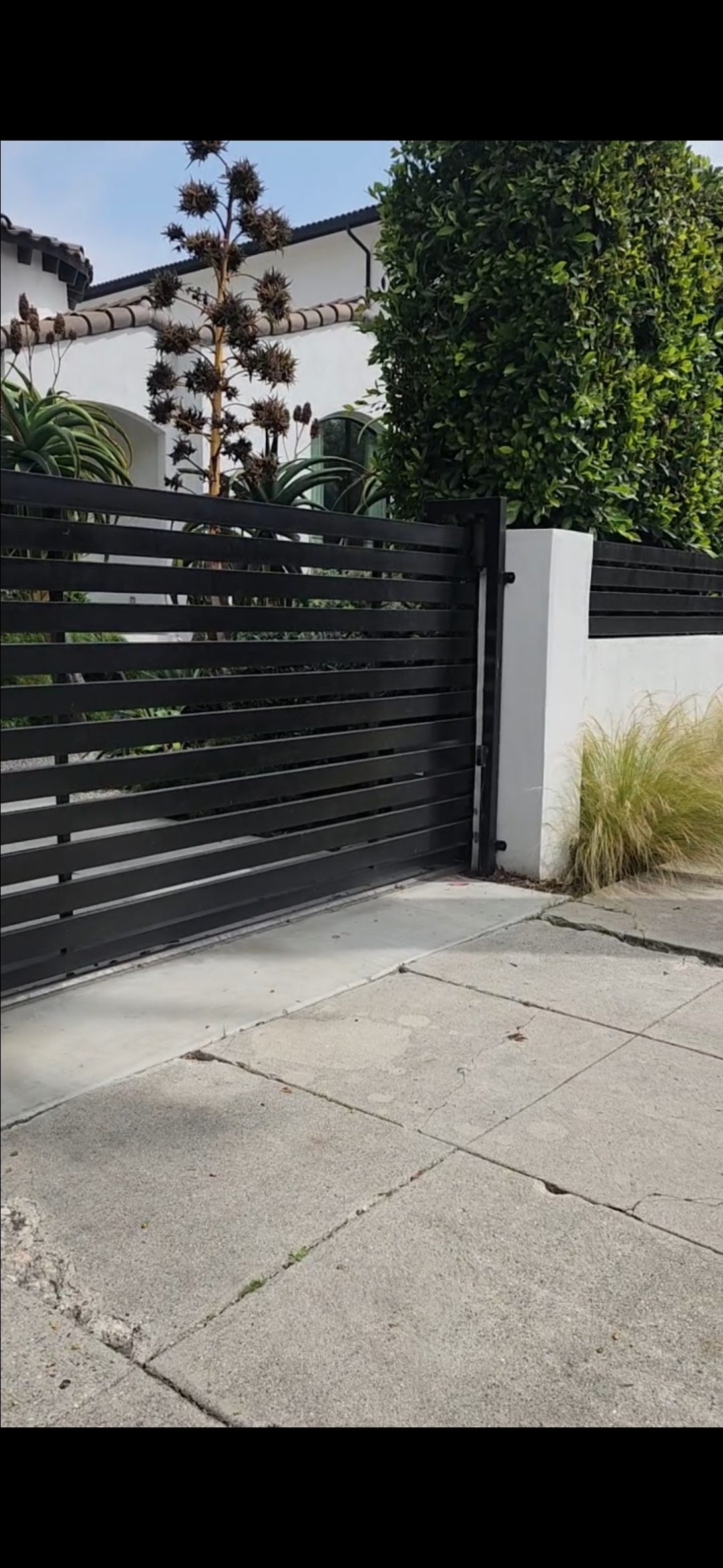 Horizontal iron gate driveway Los Angeles
