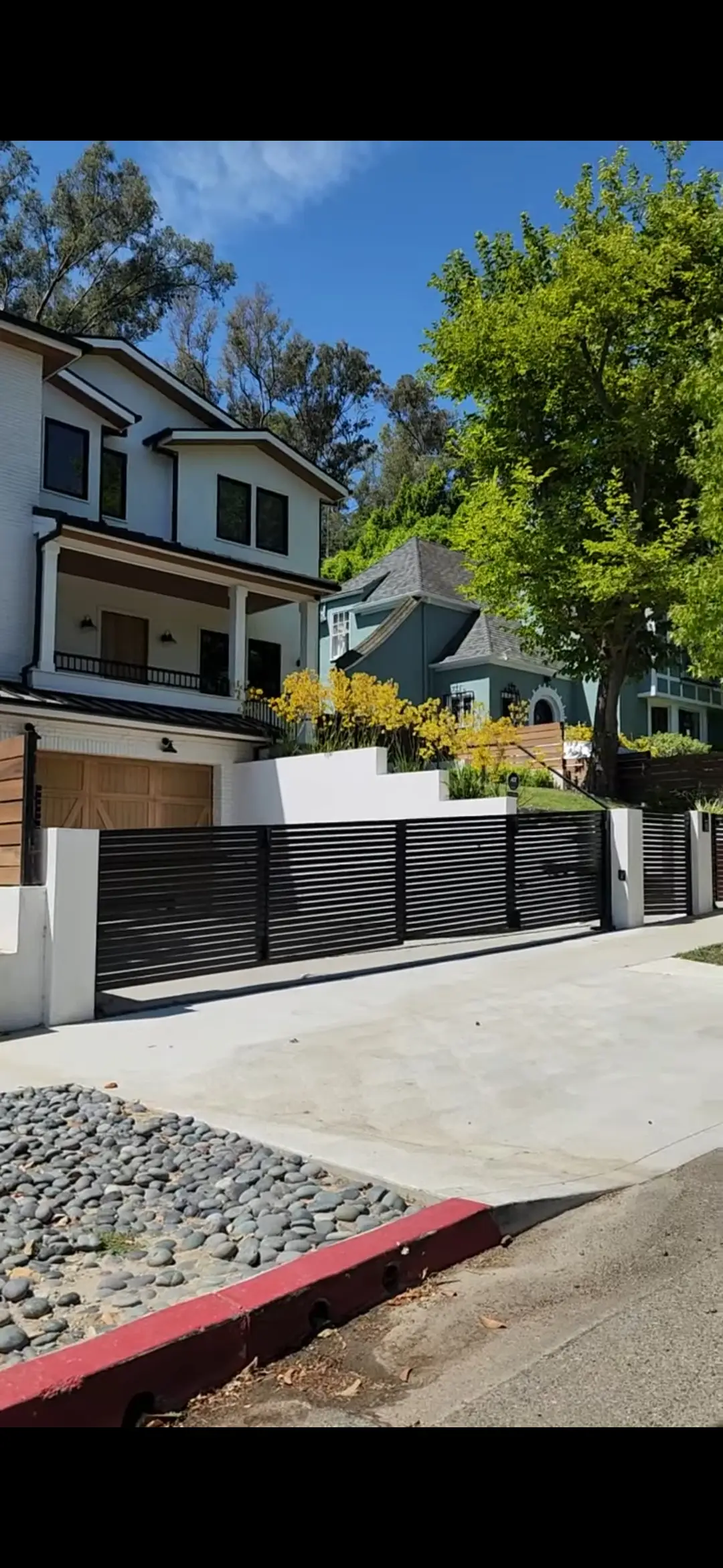 10 Common Problems That Can Shorten the Life of an Automatic Gate System in Los Angeles 4 Luxury home horizontal gate