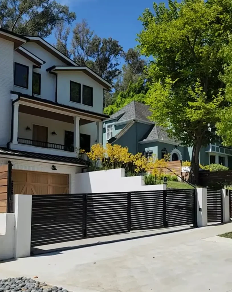 Modern Horizontal Ironwork 1