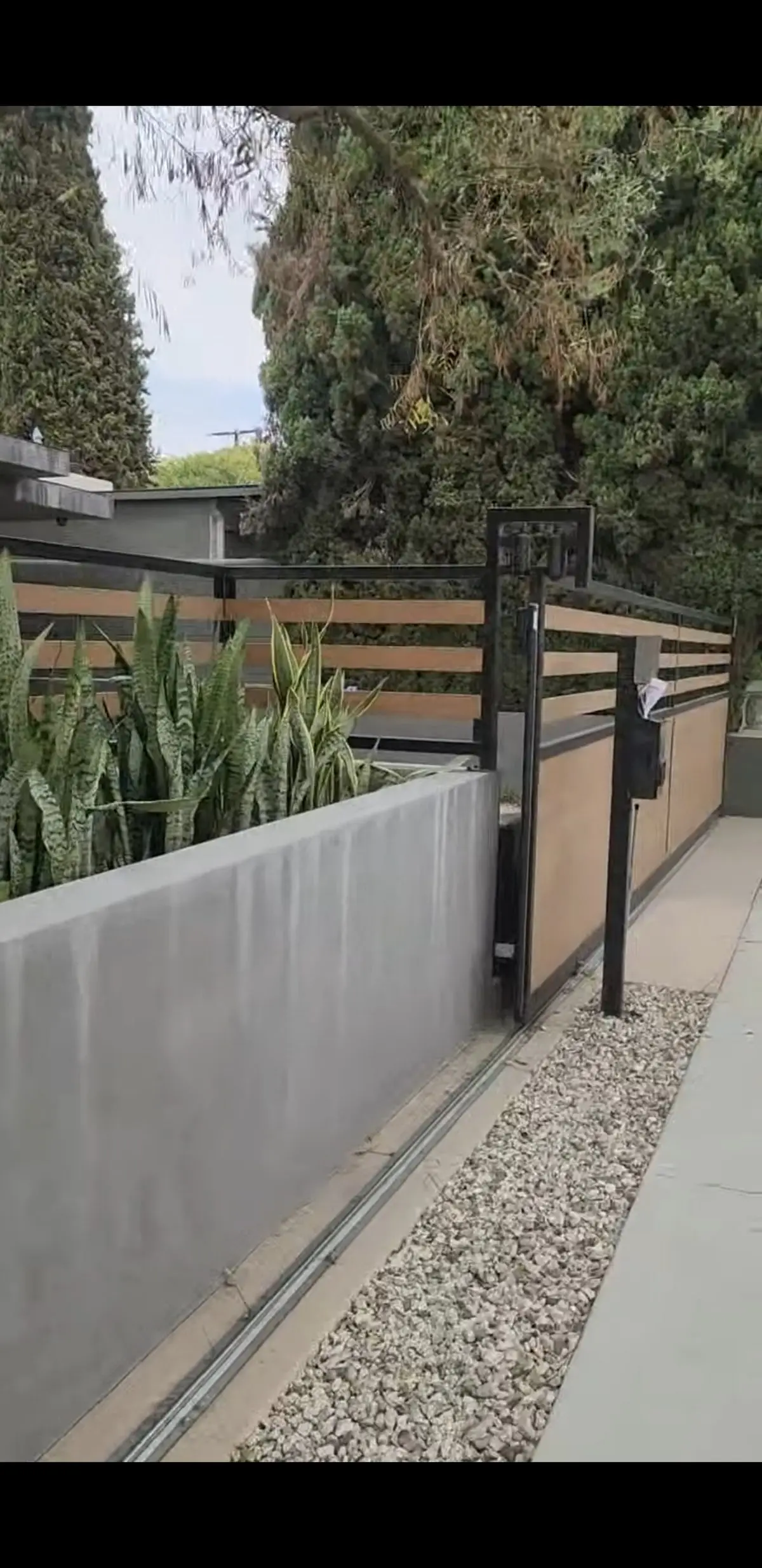 10 Common Problems That Can Shorten the Life of an Automatic Gate System in Los Angeles 2 Modern automatic gate